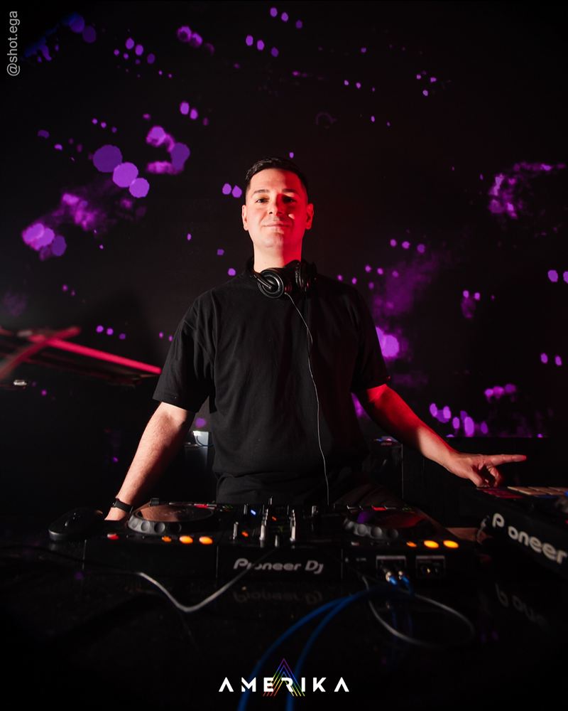 Pablo en los equipos Pioneer con luces violetas