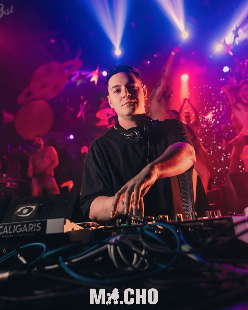 Pablo en cabina en Niceto Club, 10 años de La Fiesta del Perrito